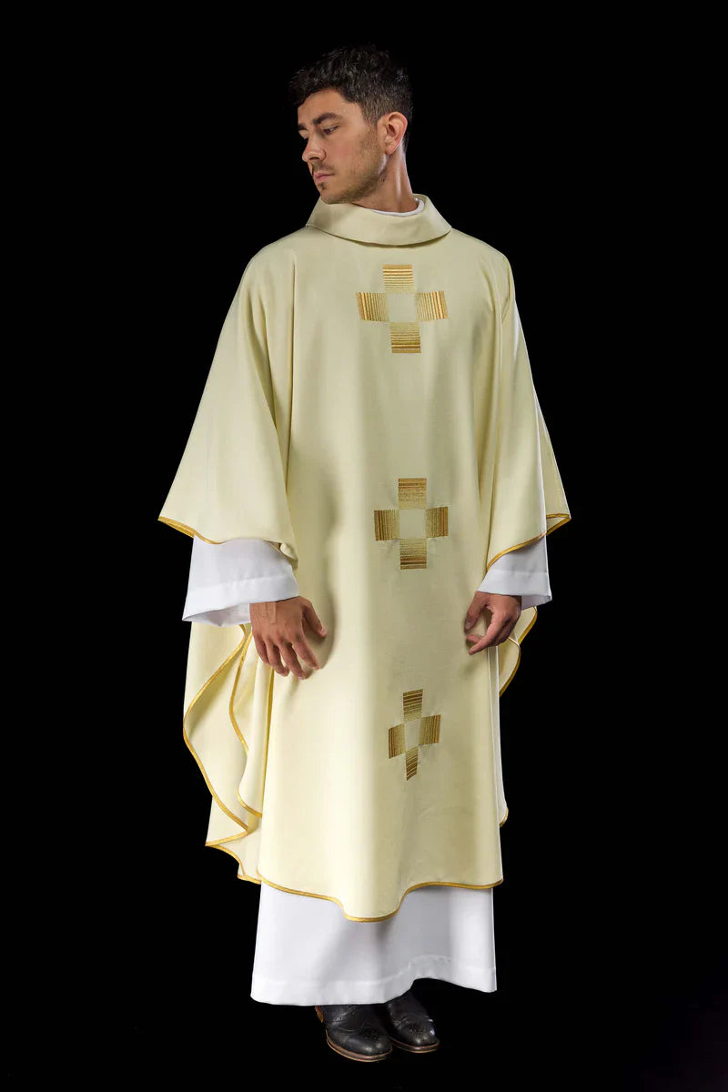 Casulla de lana y hilos de oro bordada