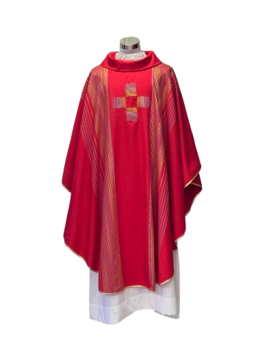 Casulla de lana con bordado central y líneas decorativas