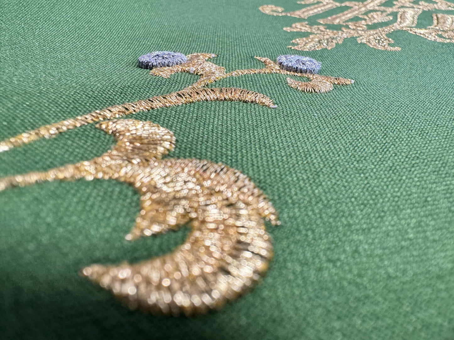 Estola sacerdotal bordada IHS en la cruz