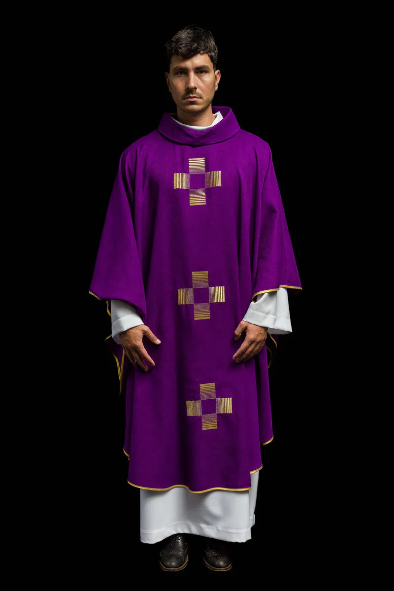 Casulla de lana y hilos de oro bordada