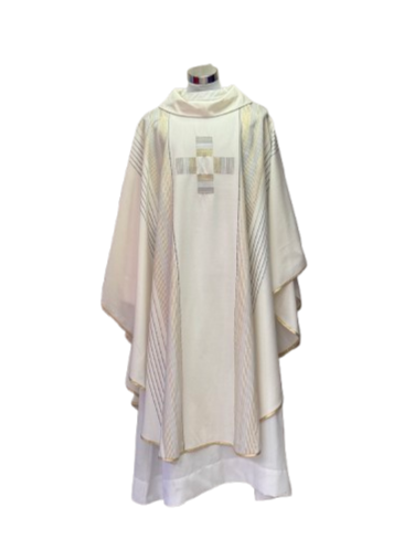 Casulla de lana con bordado central y líneas decorativas