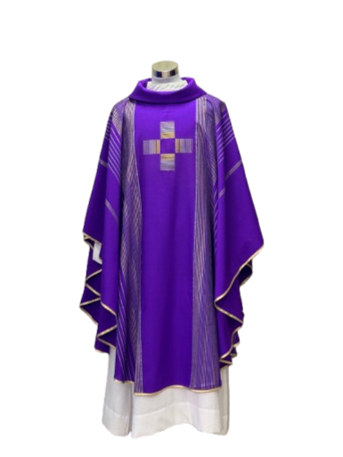 Casulla de lana con bordado central y líneas decorativas