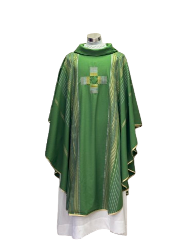 Casulla de lana con bordado central y líneas decorativas