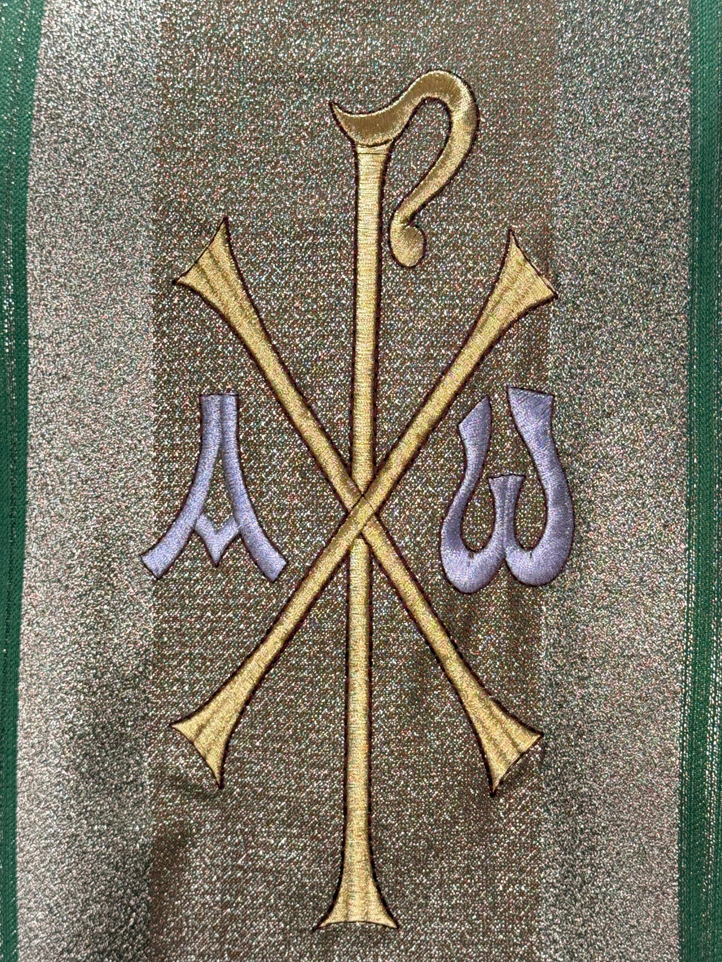 Casulla de lana con bordado cruz pax e hilos de oro