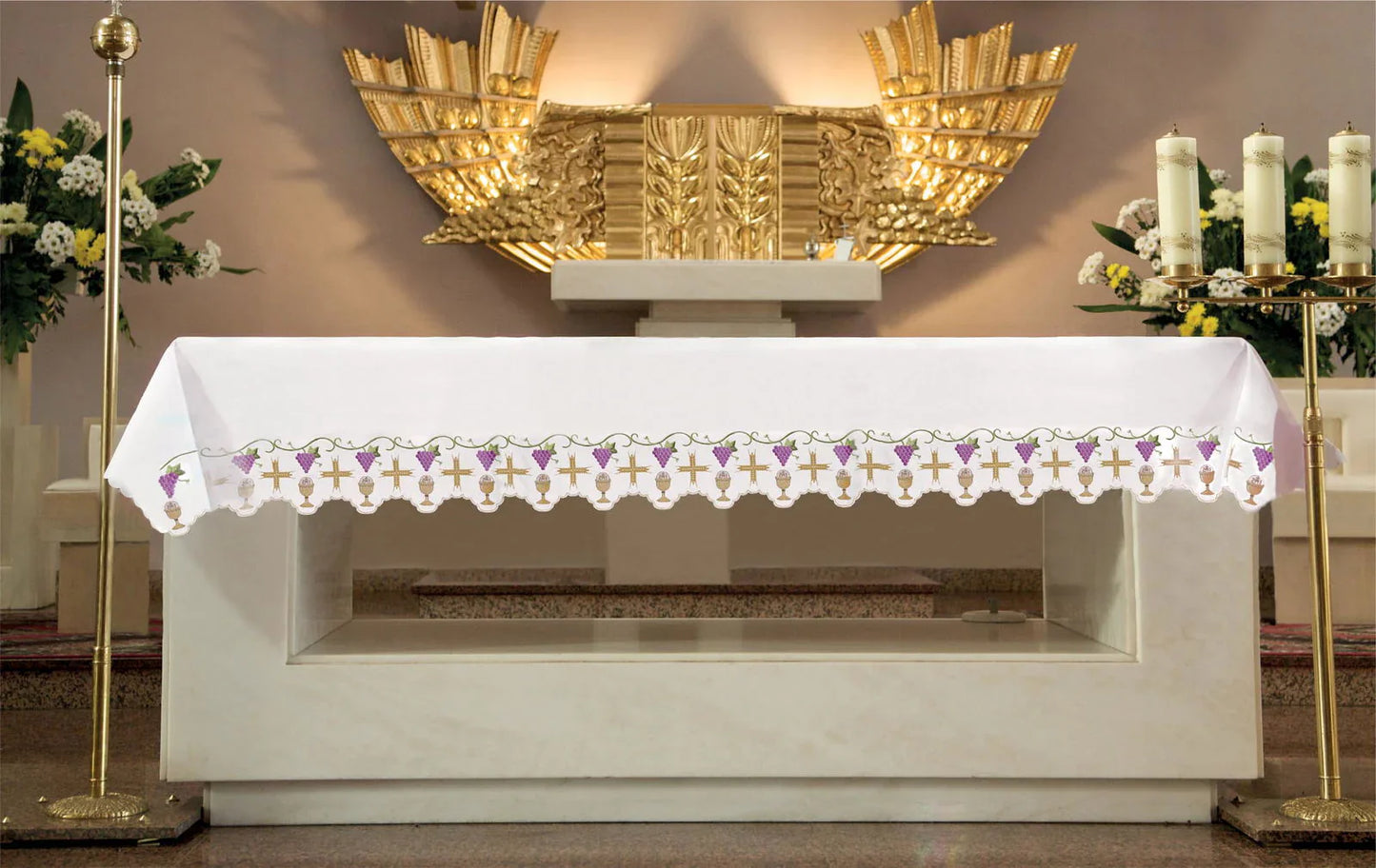 Mantel de altar con cruces y cálices bordados al frente
