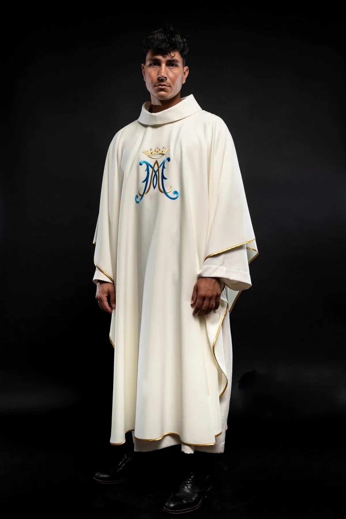 Casulla poliester bordada con motivo mariano