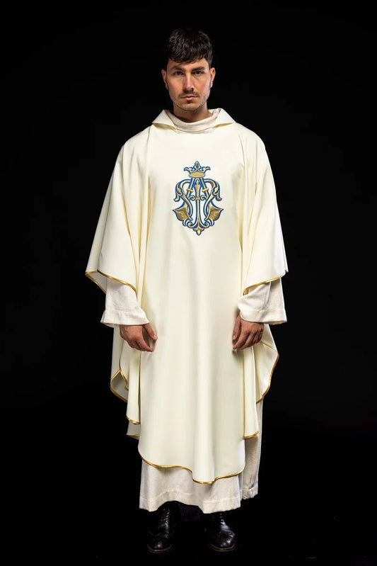 Casulla bordada de color crudo con símbolo mariano y cuello ancho