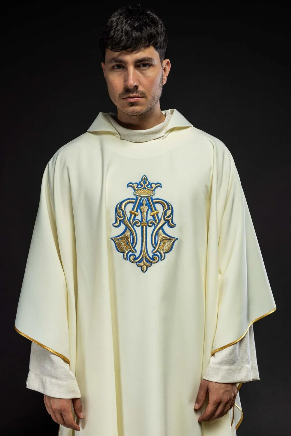 Casulla bordada de color crudo con símbolo mariano y cuello ancho