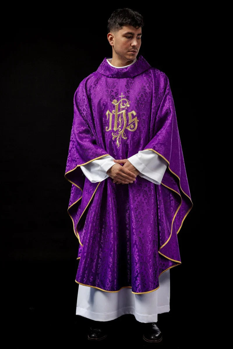 Casulla con motivo IHS bordado en tela decorativa