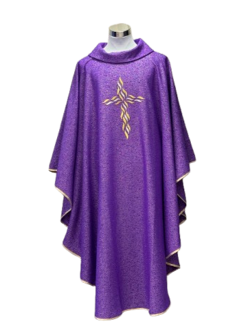 Casulla de lana con hilos de oro bordada